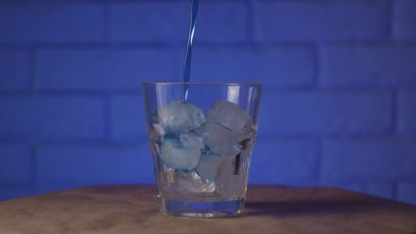 Prozess Der Cocktailherstellung Vom Eis Bis Zum Fertigen Bild Zeitraffer — Stockvideo