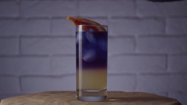Placer Pamplemousse Dans Cocktail Ralenti — Video