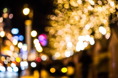 Gece Noel sokak. Bokeh ışık