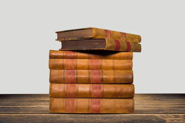 Prateleira de livros antigos isolada na mesa de madeira Imagens De Bancos De Imagens Sem Royalties