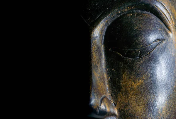 Buda portre izole. Buda heykeli kadar kapatın — Stok fotoğraf