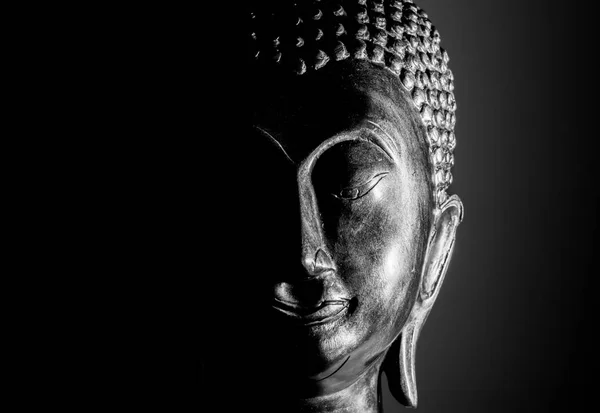Будда портрет ізольовані. Крупним планом статуя Будди — стокове фото