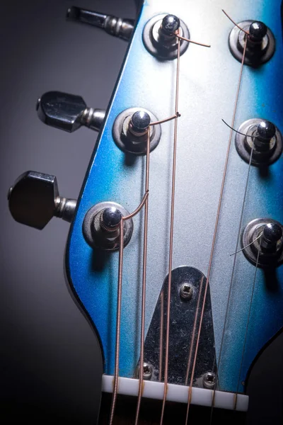 Guitarra acústica com espaço de cópia em preto — Fotografia de Stock