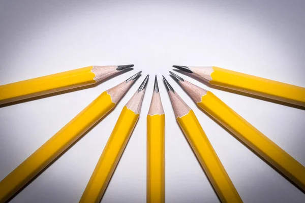 연필은 순수 한 흰색 배경에서 분리 된다 — 스톡 사진