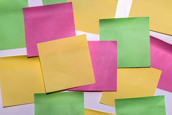 Stick Notizpapier auf isoliertem weißem Hintergrund, farbige Notizen — Stockfoto