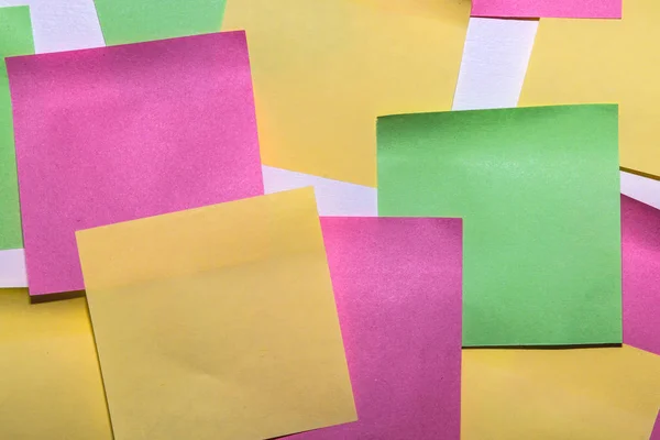 Stick Notizpapier auf isoliertem weißem Hintergrund, farbige Notizen — Stockfoto