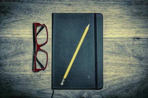 Vintage penna och boken tom på gamla trä bakgrund. läsglasögon — Stockfoto