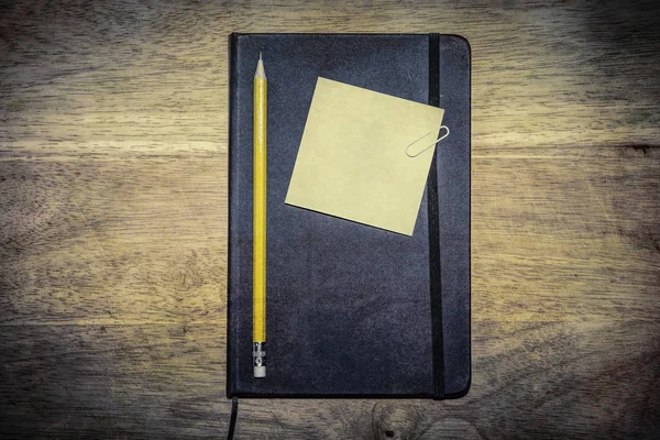 Vintage Pen und Buch blanko auf altem Holzgrund. — Stockfoto