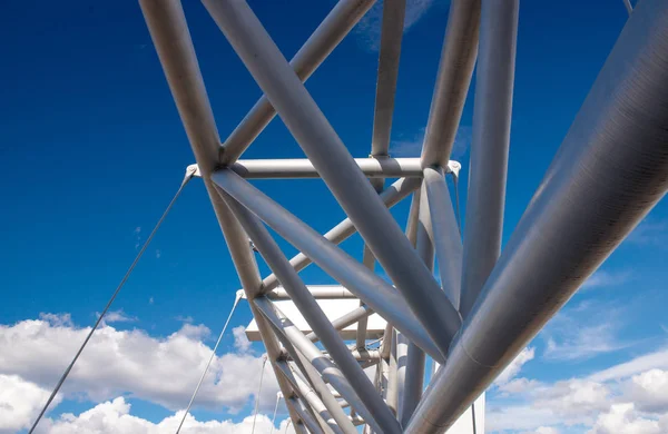 Mavi gökyüzü olan metal yapı