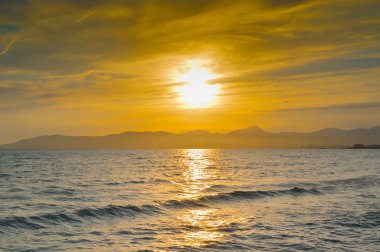 Sahilde güzel turuncu mor gün batımı