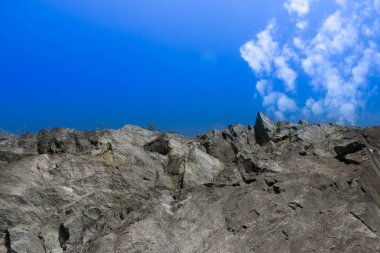 Uçurum ve mavi gökyüzü