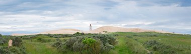 Kum tepeleri Panorama ovmak terk edilmiş deniz feneri ile