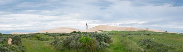 Kum tepeleri Panorama ovmak terk edilmiş deniz feneri ile