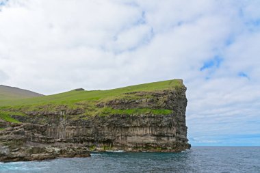 Eysturoy Adası üzerinde Gjogv Köyü yakınındaki sarp uçurum,