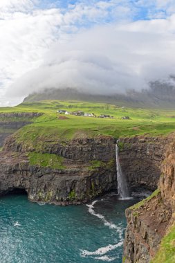 Faroe Adaları ve uzak Gasadalur ikonik şelale