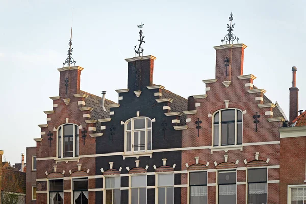 Három történelmi házak lépcsőzetes gable, Dordrecht, Hollandia — Stock Fotó