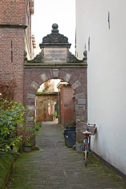 Deventer, tipik bir Hollandalı sahne dar Street Bisiklet park