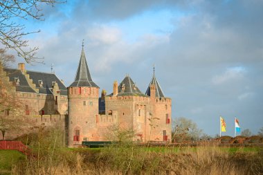 Muiderslot hendek, iyi korunmuş bir ortaçağ kalesi ile