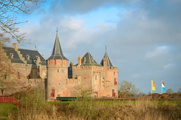 Muiderslot hendek, iyi korunmuş bir ortaçağ kalesi ile