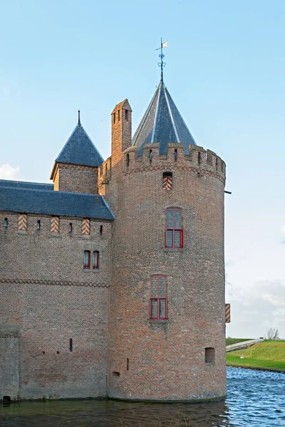 Muiderslot, iyi korunmuş bir ortaçağ kalesi Kulesi