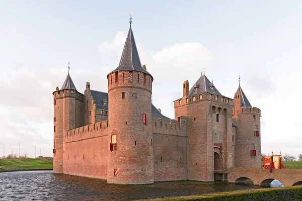 Muiderslot hendek, iyi korunmuş bir ortaçağ kalesi yakınındaki ile