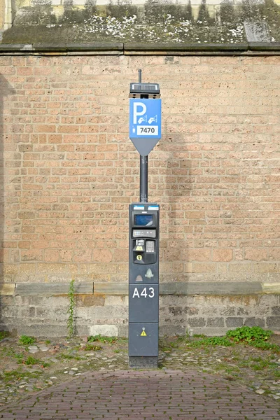 DEVENTER, NETHERLANDS -DECEMBER 24, 2016: Toll ticket parkingzone: an automatic device to pay for parking. — Stock Photo, Image
