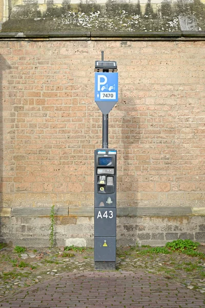 Deventer, Hollanda-24 Aralık 2016: ücretli bilet parkingzone: Park için ödemek için otomatik bir cihaz.