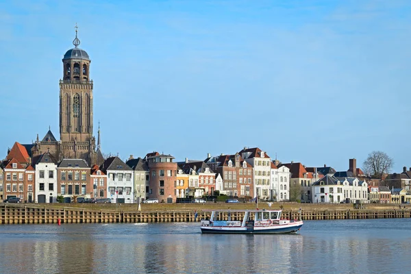 Deventer, Hollanda - 24 Aralık 2016: Feribot Ortaçağ Şehir Manzaralı Ijssel nehir geçiyor