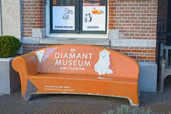Amsterdam, Hollanda - 26 Aralık 2016: Turuncu tezgah Pirlanta Müzesi önünde