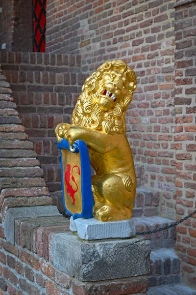 Heykel: bir aslan holding ile kalkan arması