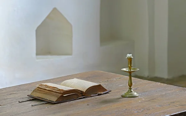 Çok eski açık İncil'de tabloda Ortaçağ kilise