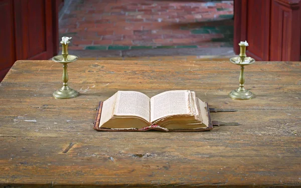 Çok eski açık İncil'de tabloda Ortaçağ kilise