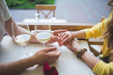 Evlilik roposal restoranda şarap ile