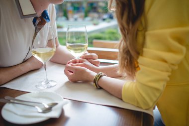 Restoranda beyaz şarap içme Çift