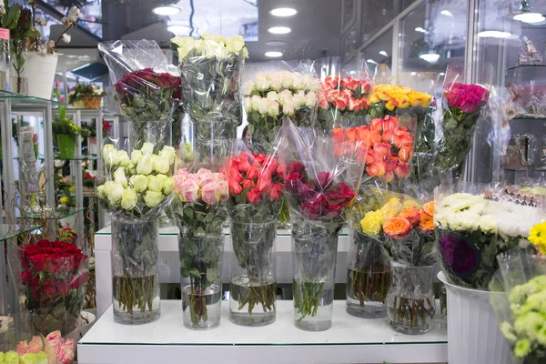 Flower shop gablota z kolorowe bukiety róż w wazonach — Zdjęcie stockowe