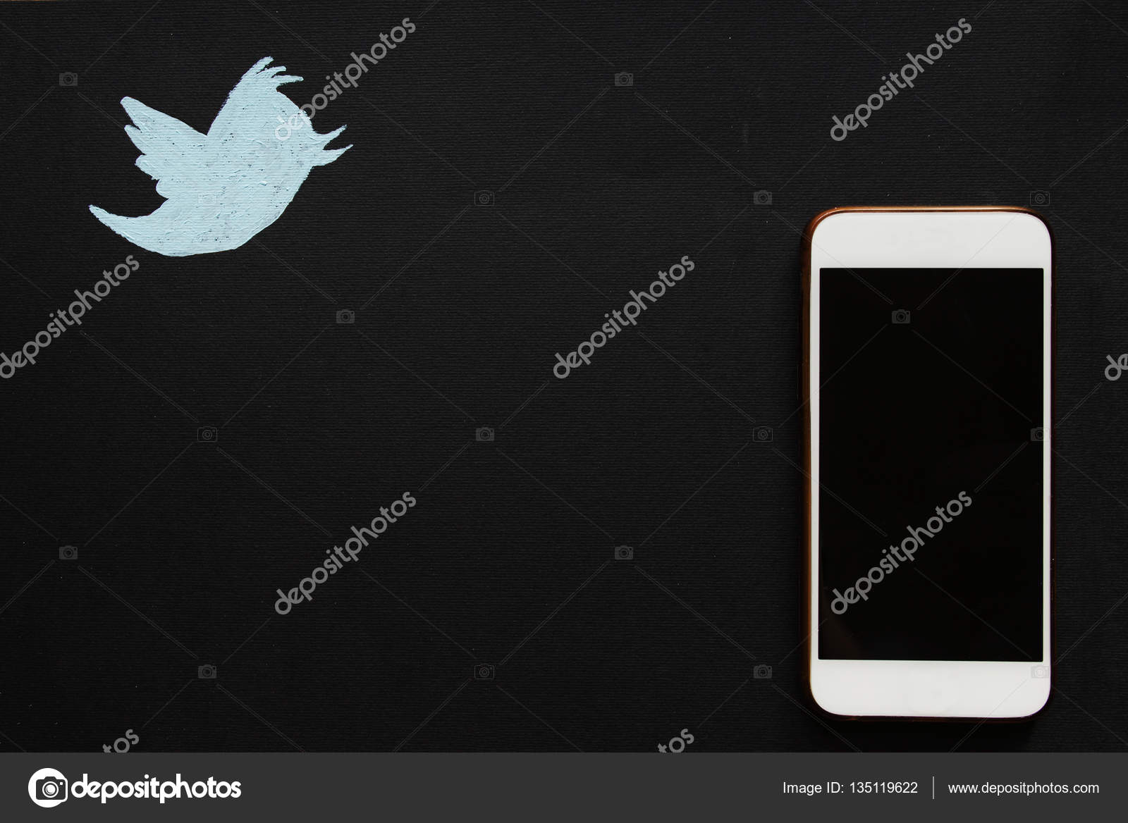 Twitter のアクリルと黒の背景上表示の携帯電話塗装鳥ロゴタイプ ストック写真 C Nadinstep Twitter のアクリルと黒の背景上表示の携帯電話塗装鳥ロゴタイプ ストック写真 C Nadinstep