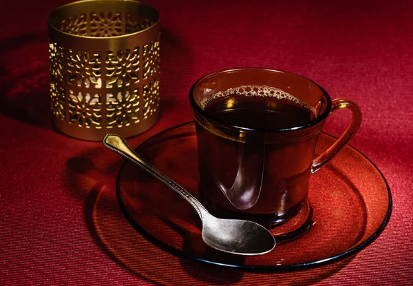 La tazza, caffè preparato, su un piattino trasparente si trova un cucchiaino — Foto Stock