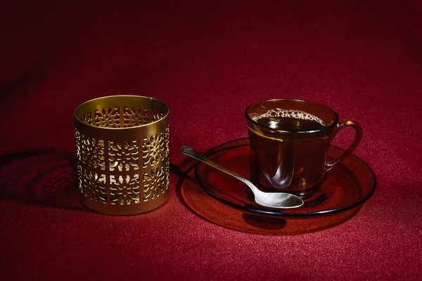 The Cup, brewed coffee, on a transparent saucer lies a teaspoon — Stock Photo, Image