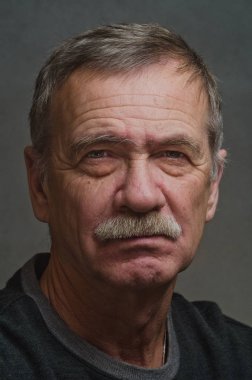Sert bir yaşlı adam closeup.