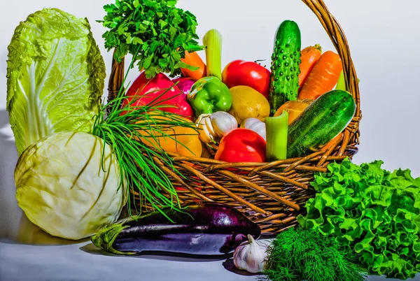 Em uma cesta de vime verduras da nova colheita . Imagens De Bancos De Imagens