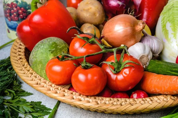 Různé zeleniny v proutěném koši v popředí podprsenku — Stock fotografie