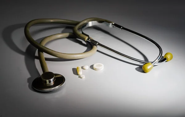 Stetoskop kap ve pill merkezinde genel bir plan üzerinde