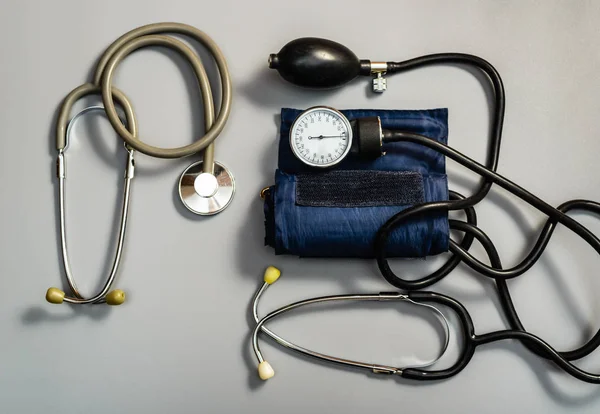 Medicinska instrument: stetoskop och tonometern. Stockfoto