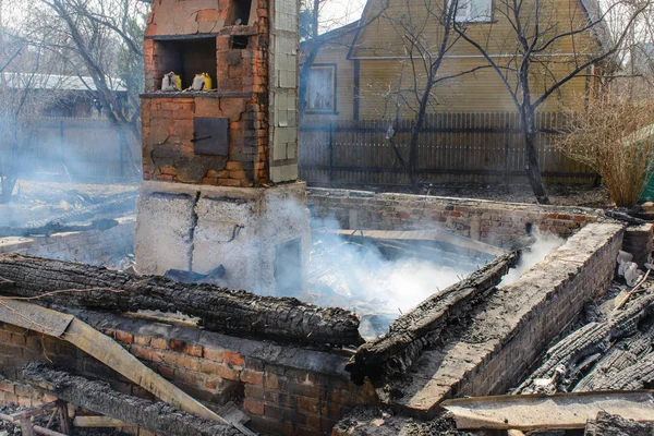 Yangından sonra evinden kalır — Stok fotoğraf