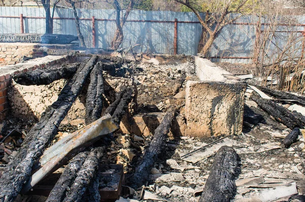 Yangından sonra evinden kalır — Stok fotoğraf