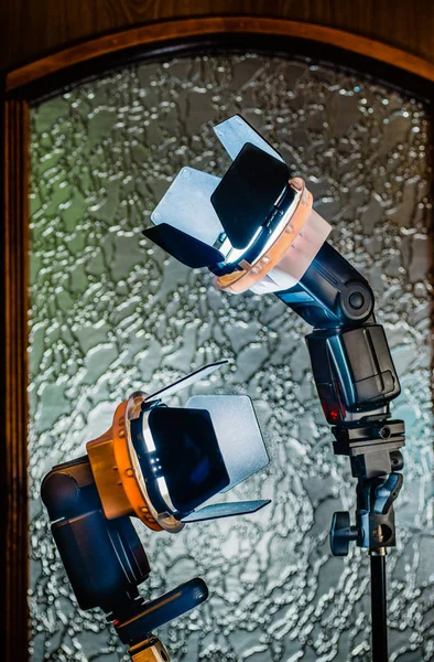 Harici flaş sehpa üzerinde panjurlar ile.