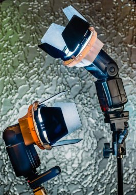 Harici flaş sehpa üzerinde panjurlar ile.