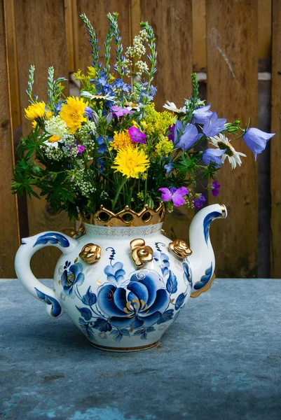 Piękny bukiet kwiatów w dużych czajnik używany jako v — Zdjęcie stockowe