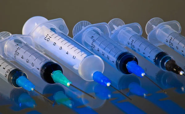 Disposable medical syringes for injections of different volumes. — Stock Photo, Image