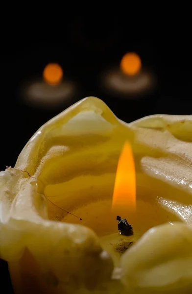 Close-up: burning flame to the wick of a large candle. — Stock Photo, Image